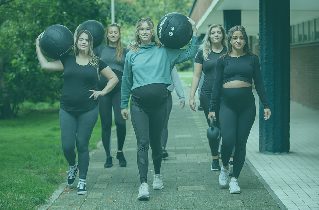 Zwangere vrouw buiten adem tijdens wandelen of sporten